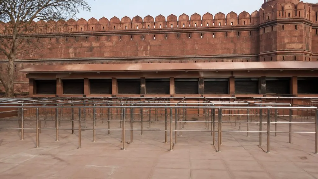 Red sandstone outside, white marble within: both answers to the question of what the fort is made of