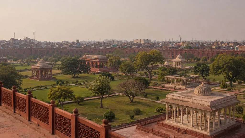 The Lahori Gate faces straight down Chandni Chowk, which is the road out of the emperor&rsquo;s front door